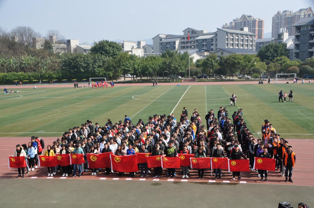 赛前齐唱团歌