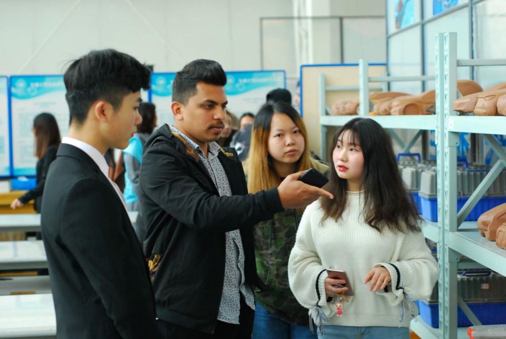 留学生参观汽车油泥模型