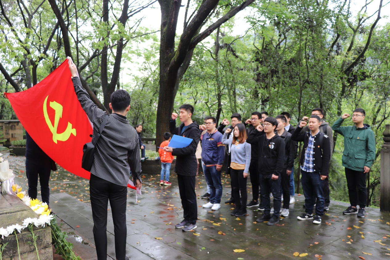 全体党员在烈士墓前重温入党誓词