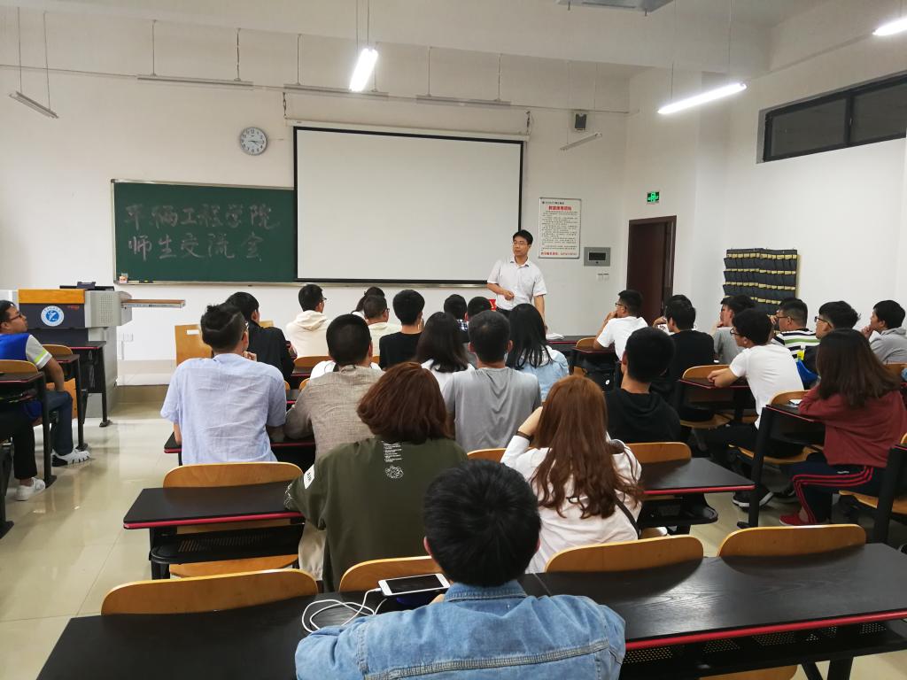 副院长张志刚与学生交流