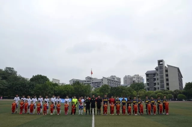 双方球员入场
