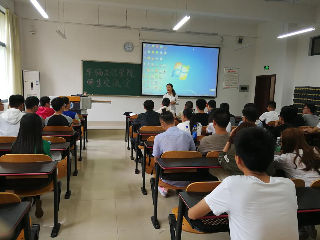 学院党总支副书记李丽与学生交流