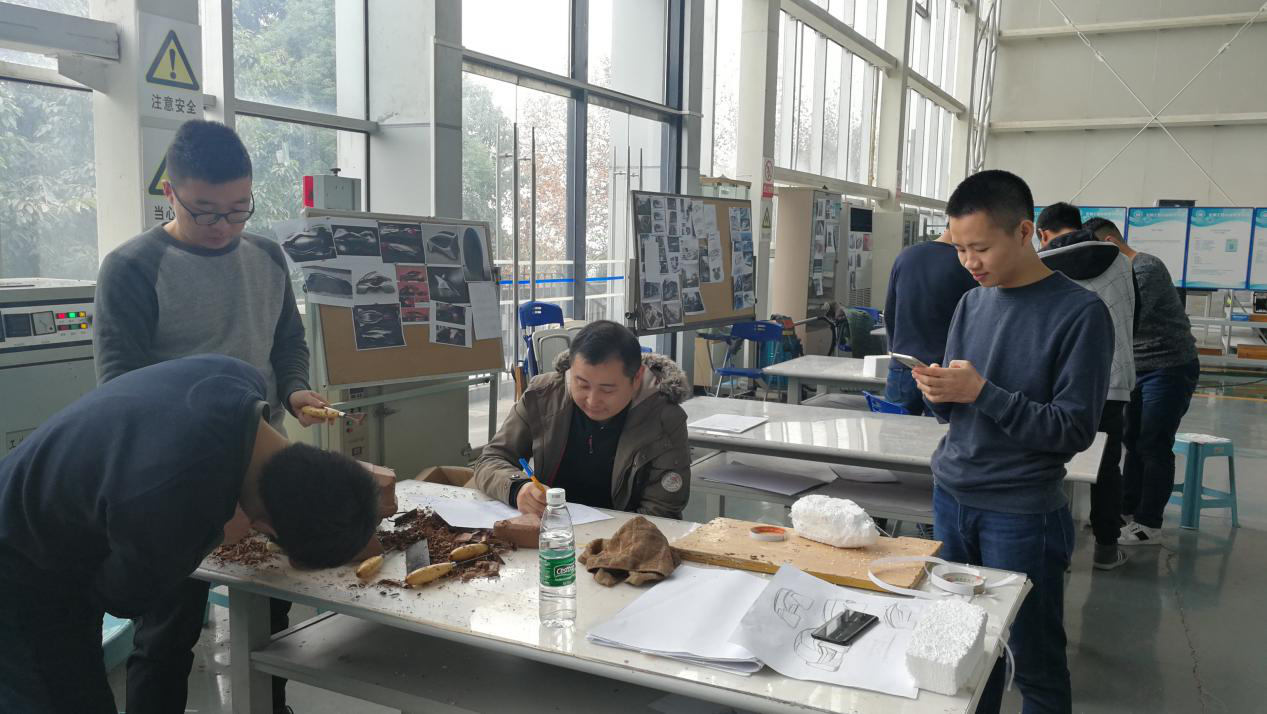 阳耀宇老师指导学生设计参赛作品